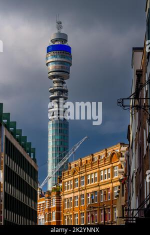 BT Tower Londres avec nouveau logo BT 2019. La BT Tower ouvert en 1965. Banque D'Images