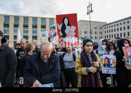 Berlin, Allemagne. 23rd septembre 2022. Manifestation à Berlin sur la place Pariser, sur 23 septembre 2022, à la suite de la mort de l'iranien Mahsa Amini. De nombreuses femmes se sont coupées des cheveux à Berlin comme un signe de protestation et de solidarité. Les manifestants de Berlin protestaient contre le régime du président Ebrahim Raisi et contre les codes vestimentaires stricts dont souffrent particulièrement les femmes en Iran. Amini était une iranienne d'origine kurde. Mahsa Amini a été arrêté par la police morale iranienne pour ne pas avoir porté la hijÄb correctement en public. Amini est tombé dans le coma et est mort trois jours après son arrestation dans l'intensive Banque D'Images