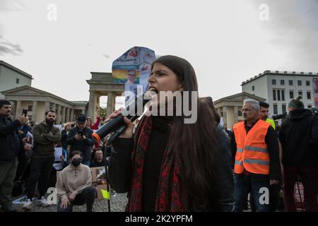 Berlin, Allemagne. 23rd septembre 2022. Manifestation à Berlin sur la place Pariser, sur 23 septembre 2022, à la suite de la mort de l'iranien Mahsa Amini. De nombreuses femmes se sont coupées des cheveux à Berlin comme un signe de protestation et de solidarité. Les manifestants de Berlin protestaient contre le régime du président Ebrahim Raisi et contre les codes vestimentaires stricts dont souffrent particulièrement les femmes en Iran. Amini était une iranienne d'origine kurde. Mahsa Amini a été arrêté par la police morale iranienne pour ne pas avoir porté la hijÄb correctement en public. Amini est tombé dans le coma et est mort trois jours après son arrestation dans l'intensive Banque D'Images