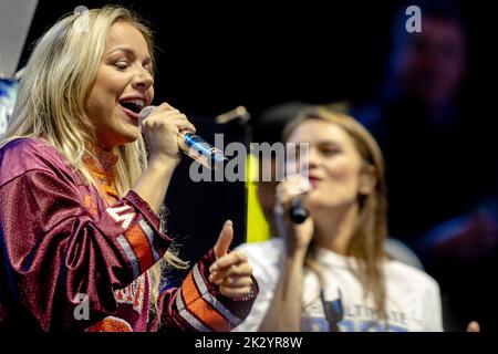 Arnhem, pays-Bas. 23rd septembre 2022. 2022-09-23 19:46:38 ARNHEM - The Ultimate Sports Band pendant leur performance au match entre les pays-Bas et le Kenya dans le Championnat du monde de volley-ball des femmes. Le groupe est assisté par une gamme d'artistes comme Emma Heesters (sur la photo), Diggy Dex et Van Velzen. ANP SANDER KONING pays-bas - belgique Out crédit: ANP/Alay Live News Banque D'Images