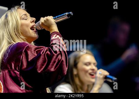 Arnhem, pays-Bas. 23rd septembre 2022. 2022-09-23 19:46:44 ARNHEM - The Ultimate Sports Band pendant leur performance au match entre les pays-Bas et le Kenya dans le Championnat du monde de volley-ball des femmes. Le groupe est assisté par une gamme d'artistes comme Emma Heesters (sur la photo), Diggy Dex et Van Velzen. ANP SANDER KONING pays-bas - belgique Out crédit: ANP/Alay Live News Banque D'Images