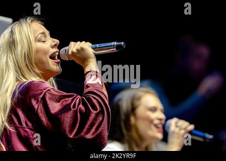 Arnhem, pays-Bas. 23rd septembre 2022. 2022-09-23 19:46:44 ARNHEM - The Ultimate Sports Band pendant leur performance au match entre les pays-Bas et le Kenya dans le Championnat du monde de volley-ball des femmes. Le groupe est assisté par une gamme d'artistes comme Emma Heesters (sur la photo), Diggy Dex et Van Velzen. ANP SANDER KONING pays-bas - belgique Out crédit: ANP/Alay Live News Banque D'Images