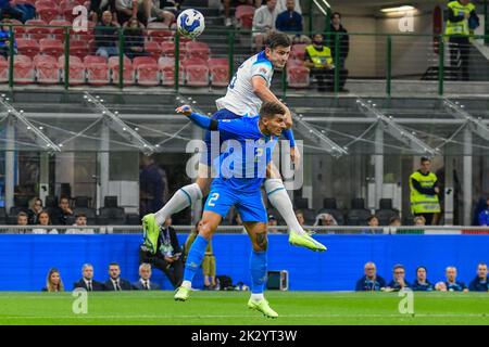 Milan, Italie. 23rd septembre 2022. En-tête de l'Angleterre Harry Maguire contre l'Italie Giovanni Di Lorenzo pendant l'Italie contre l'Angleterre, football UEFA Nations League match à Milan, Italie, 23 septembre 2022 crédit: Agence de photo indépendante / Alamy Live News Banque D'Images