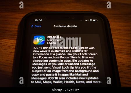 Vancouver, CANADA - septembre 23 2022 : mise à jour d'iOS 16 (16,0.2) sur un iPhone dans l'obscurité. IOS 16 est la version majeure 16th du système d'exploitation mobile iOS d'Apple Banque D'Images