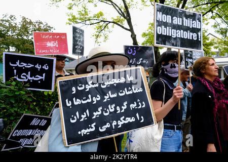 Bruxelles, Belgique. 23rd septembre 2022. Des manifestants participent à une manifestation devant l'ambassade iranienne à Bruxelles, en Belgique, le 23 septembre 2022, à la suite de la mort de Mahsa Amini. Crédit: ALEXANDROS MICHAILIDIS/Alamy Live News