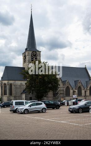 Zaventem, région du Brabant flamand, Belgique, 09 18 2022 - Eglise et place du village Banque D'Images