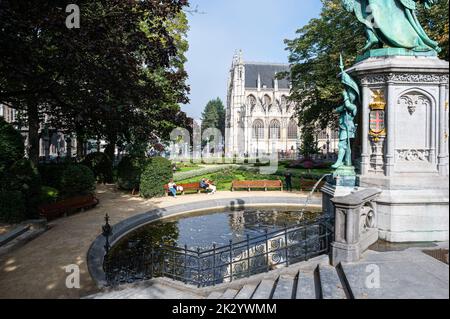 Vieille ville de Bruxelles, région de la capitale de Bruxelles, Belgique, 09 11 2022 - vue sur le parc et la statue d'Egmont Banque D'Images