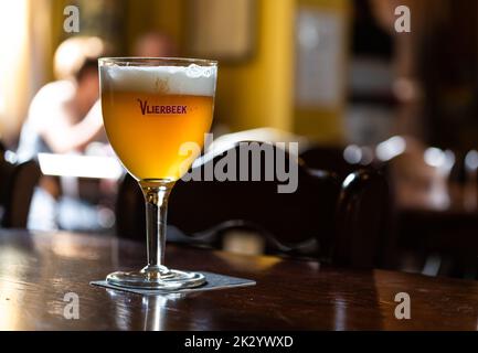 Kessel-Lo, région du Brabant flamand, Belgique, 08 21 2022 - gros plan d'une bière abbatiale d'ambre appelée Vlierbeek dans un pub local Banque D'Images