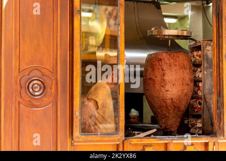 Bursa, Turquie 17 septembre 2022 : Doner kebab, un des délicieux plats de la cuisine turque, les gens savent comme kiskender kebab Banque D'Images