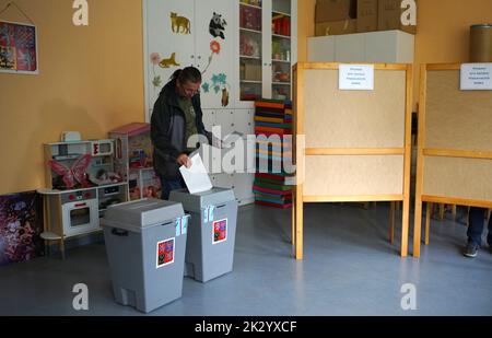 Prague, République tchèque. 23rd septembre 2022. Un homme vote dans un bureau de vote à Prague (République tchèque) le 23 septembre 2022. Le vote aux élections municipales a commencé vendredi en République tchèque, ainsi qu'au premier tour des élections d'un tiers du Sénat. Crédit: Dana Kesnerova/Xinhua/Alamy Live News Banque D'Images