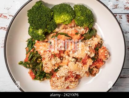 Gratin de poissons et de crevettes par le dessus Banque D'Images