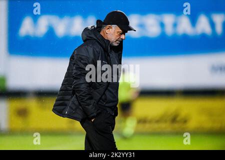 Dessel, Belgique. 23rd septembre 2022. Christian Bracconi, entraîneur en chef de Virton, montre la défaite lors d'un match de football entre Dessel Sport (première division amateur) et Royal Excelsior Virton (division 1b 2nd), le vendredi 23 septembre 2022 à Dessel, au cinquième tour de la coupe belge Croky Cup. BELGA PHOTO TOM GOYVAERTS crédit: Belga News Agency/Alay Live News Banque D'Images