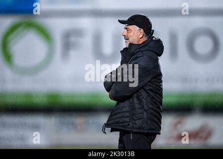 Dessel, Belgique. 23rd septembre 2022. Christian Bracconi, entraîneur en chef de Virton, montre la défaite lors d'un match de football entre Dessel Sport (première division amateur) et Royal Excelsior Virton (division 1b 2nd), le vendredi 23 septembre 2022 à Dessel, au cinquième tour de la coupe belge Croky Cup. BELGA PHOTO TOM GOYVAERTS crédit: Belga News Agency/Alay Live News Banque D'Images