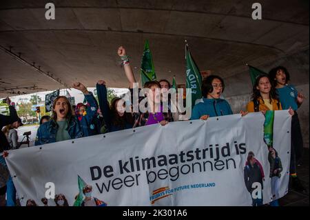 Arnhem, pays-Bas. 23rd septembre 2022. Les manifestants crient des slogans en passant le long du tunnel pendant la manifestation. Des étudiants et des jeunes venus de toutes les régions du pays se sont réunis dans la ville néerlandaise d'Arnhem pour appeler à l'action sur les exigences des communautés autochtones, noires et autres communautés marginalisées pour réapproprier leurs terres. L'organisation de jeunes climatologie #FridaysForFuture a organisé cette marche pour continuer à exiger une meilleure politique climatique et pour arrêter la destruction des terres du MAPA (les peuples et les zones les plus touchés). Crédit : SOPA Images Limited/Alamy Live News Banque D'Images