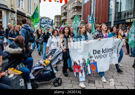 Arnhem, pays-Bas. 23rd septembre 2022. Les gens dans les rues sont vus en regardant la démonstration passer. Des étudiants et des jeunes venus de toutes les régions du pays se sont réunis dans la ville néerlandaise d'Arnhem pour appeler à l'action sur les exigences des communautés autochtones, noires et autres communautés marginalisées pour réapproprier leurs terres. L'organisation de jeunes climatologie #FridaysForFuture a organisé cette marche pour continuer à exiger une meilleure politique climatique et pour arrêter la destruction des terres du MAPA (les peuples et les zones les plus touchés). Crédit : SOPA Images Limited/Alamy Live News Banque D'Images