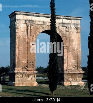 ARCO DE BARA ERIGIDO POR EL GENERAL LUCIO LICINIO SURA ENTRE LOS AÑOS 102 Y 107. LIEU: ARCO DE TRIUNFO. RODA DE BARA. TARRAGONE. ESPAGNE. Banque D'Images