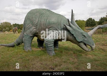 Modèle LifeSize de Styracosarus un dinosaure cératopsien herbivore à tout ce que Wild, Honeybourne, Royaume-Uni Banque D'Images