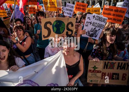 Madrid, Espagne. 23rd septembre 2022. Des personnes protestant avec des pancartes lors d'une manifestation organisée par le groupe "Fridays for future", appelant à une action dans les politiques climatiques pour lutter contre le changement climatique. Le groupe environnemental a appelé à une grève mondiale du climat dans de nombreuses régions du monde, avec des centaines de manifestants qui descendent dans les rues de Madrid. Credit: Marcos del Mazo/Alay Live News Banque D'Images