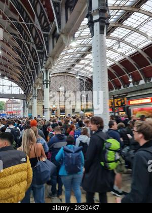 Photo prise avec la permission d'un fil Twitter des membres du public à la gare de Paddington à Londres, après la suspension de tous les services ferroviaires. Date de publication : vendredi 23 septembre 2022. Banque D'Images