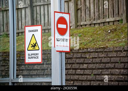 Panneau de danger de surface glissante et panneau d'absence d'entrée au lavage de voiture Banque D'Images