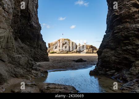 Vue à travers Rock Arch vers Chapel Rock, à Perranporth Beach dans Cornwall Banque D'Images