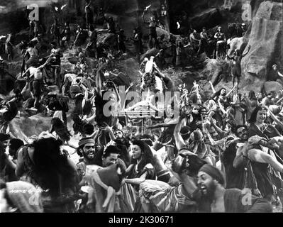 DEBRA PAGET adorant le veau d'or dans LES DIX COMMANDEMENTS 1956 réalisateur CECIL B. Demille Motion Pictures Associates / Paramount Pictures Banque D'Images