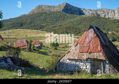 Un vieux village de montagne avec des toits faits de vieux barils coupés avec une belle vue sur le paysage - super pour le papier peint Banque D'Images