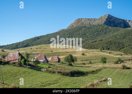 Un vieux village de montagne avec des toits faits de vieux barils coupés avec une belle vue sur le paysage - super pour le papier peint Banque D'Images