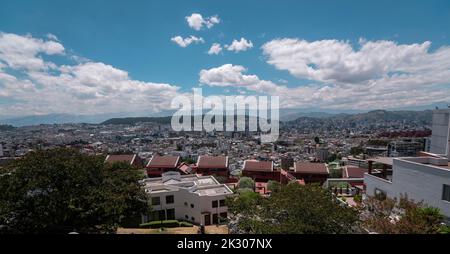 Vue panoramique de la partie centrale nord de la ville de Quito pleine de bâtiments modernes avec la vallée de Cumbaya en arrière-plan pendant un mornin ensoleillé Banque D'Images