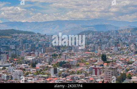 Vue panoramique de la partie centrale nord de la ville de Quito pleine de bâtiments modernes avec la vallée de Cumbaya en arrière-plan pendant un mornin ensoleillé Banque D'Images