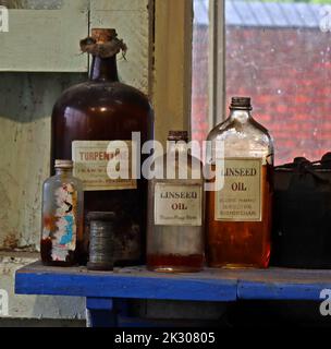 Bouteilles d'huiles, graines de lin, térébenthine Banque D'Images