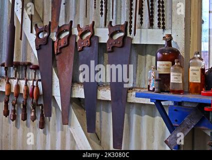 Outils rangés dans un hangar à outils soigneusement, scies, Banque D'Images