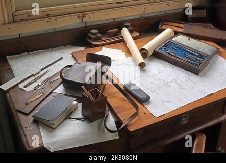 Bureau de dessinateur à l'ancienne, plan, dessin d'ingénierie, crayons, instruments, règles, encre et outils de bureau Banque D'Images