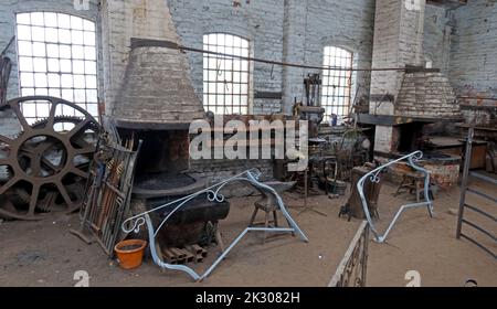 Intérieur de la boutique de forge, forge, fer à sonner, coulée, façonnage, Canalside Works, Cheshire, Angleterre, Royaume-Uni Banque D'Images