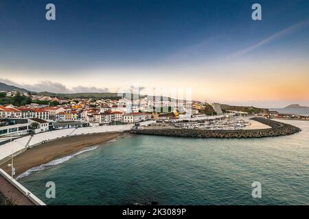 Vue sur la ville de la plage publique appelée Praia de Angra do Heroismo au coucher du soleil dans le centre historique de la ville d'Angra do Heroismo, l'île de Terceira, Açores, Portugal. Banque D'Images