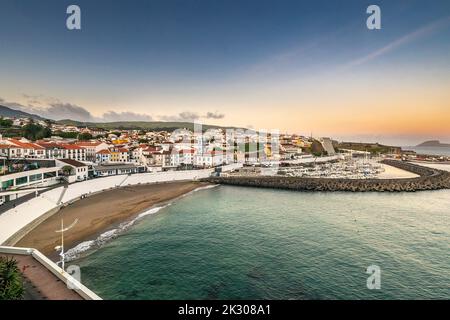 Vue sur la ville de la plage publique appelée Praia de Angra do Heroismo au coucher du soleil dans le centre historique de la ville d'Angra do Heroismo, l'île de Terceira, Açores, Portugal. Banque D'Images