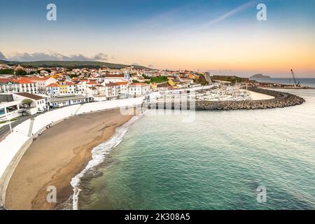 Vue sur la ville de la plage publique appelée Praia de Angra do Heroismo au coucher du soleil dans le centre historique de la ville d'Angra do Heroismo, l'île de Terceira, Açores, Portugal. Banque D'Images