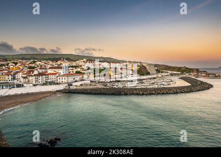 Vue sur la ville de la plage publique appelée Praia de Angra do Heroismo au coucher du soleil dans le centre historique de la ville d'Angra do Heroismo, l'île de Terceira, Açores, Portugal. Banque D'Images