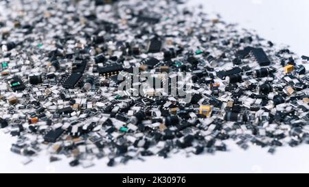 Nombreux composants électroniques dispersés sur fond blanc. Éléments de divers appareils électroniques. Concept moderne d'électricité. Photo de haute qualité Banque D'Images