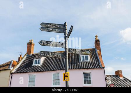 Panneau indiquant les commodités locales et les lieux d'intérêt dans le centre de Holt, une petite ville historique de marché géorgien dans le nord de Norfolk, en Angleterre Banque D'Images