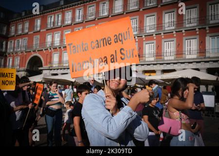 Madrid, Spain. 23rd Sep, 2022. A protester holds a placard that says 'so much meat, open in the south' during the demonstration for climate and to demand a change in the energy system. The rally was organized by Fridays for Future, a Europe-wide youth movement in defense of the planet, which seeks to put the environmental crisis in the spotlight. The scientific community has been warning for years that the Earth's climate system is warming and that it is likely to be predominantly caused by humans. (Photo by Atilano Garcia/SOPA Images/Sipa USA) Credit: Sipa USA/Alamy Live News Stock Photo