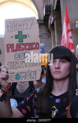 Madrid, Spain. 23rd Sep, 2022. A protester holds a placard that says 'there is more plastic than sense' during the demonstration for climate and to demand a change in the energy system. The rally was organized by Fridays for Future, a Europe-wide youth movement in defense of the planet, which seeks to put the environmental crisis in the spotlight. The scientific community has been warning for years that the Earth's climate system is warming and that it is likely to be predominantly caused by humans. (Photo by Atilano Garcia/SOPA Images/Sipa USA) Credit: Sipa USA/Alamy Live News Stock Photo