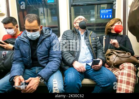 Personnes navetteurs passagers en PPE masque à l'intérieur du métro de Madrid Banque D'Images