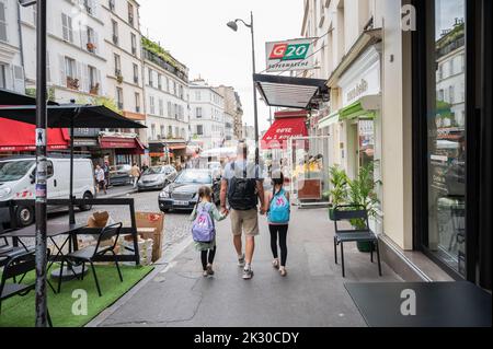 Paris, France - 26 août 2022 : personnes marchant dans le quartier de Monmartre à Paris, près de la célèbre basilique et du Moulin Rouge. Divers magasins et cafés Banque D'Images
