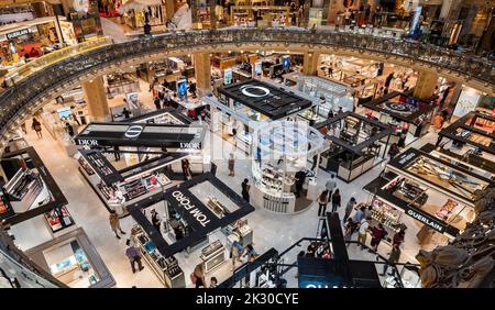 Paris, France - 26 août 2022 : vue d'en haut sur les boutiques à l'intérieur du bâtiment des Galeries Lafayette Banque D'Images