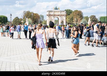 Paris, France - 26 août 2022 : personnes marchant près de l'Arc de Triomphe du carrousel, c'est-à-dire l'arche triomphale de Paris, située sur la place du carrousel, France Banque D'Images