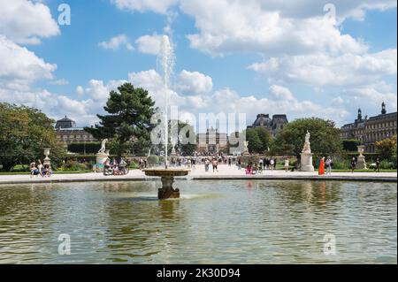 Paris, France - 26 août 2022 : Fouintains dans les jardins des Tuileries près de l'Arc de Triomphe du carrousel, c'est-à-dire l'arche triomphale située sur la place du carrousel Banque D'Images