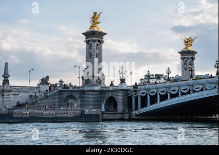 Paris, France - 26 août 2022 : Pont Alexandre III ponts sur la Seine. Vue depuis le bateau, lumière du soir. Le pont-voûte relie le quartier des champs-Élysées aux Invalides et à la Tour Eiffel Banque D'Images