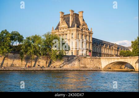 Paris, France - 26 août 2022 : Pont Royal, pont à cinq arches sur la Seine à Paris, troisième plus ancien pont de Paris. Vue depuis le bateau, lumière du soir Banque D'Images