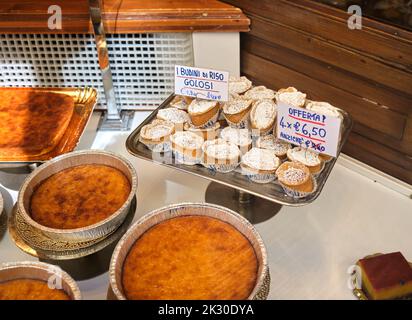 'Budini di Riso Goloss'i spécialité locale Rice Pudding Tart gâteaux exposés à Bologne en Italie Banque D'Images